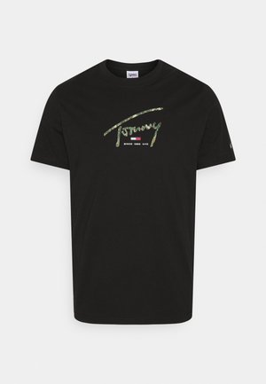 Sort kortærmet T-shirt med grøn camouflage "Tommy" skrift, lille rød, hvid, blå flag og "Since 1985 NYC" tekst på fronten.