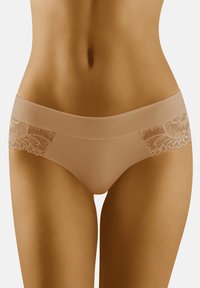 Beige slipjes gemaakt van een gladde stof met een zachte tailleband en delicate kantaccenten aan de zijkanten. Kenmerkt zich door een nauwsluitende en getailleerde pasvorm.