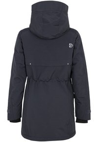 Parka imperméable bleu marine foncé avec capuche, taille ajustable grâce à un cordon, manches longues avec sangles aux poignets, et un petit logo blanc sur le haut du dos à droite.