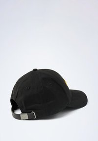Casquette de baseball en coton noir avec un bord courbé, une sangle ajustable et un fermoir en métal. Présente un logo brodé jaune à l'arrière.