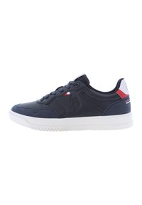 Sneaker blu navy realizzato in materiale sintetico con accenti perforati, presenta una suola bianca, punta rotonda, design con lacci e un dettaglio del logo.