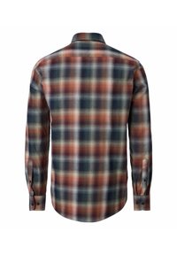 Achteraanzicht van een langwerpig geruit overhemd in gedempte oranje, navy en crème tinten, met een knoopsluiting bij de manchetten en een klassieke kraag.