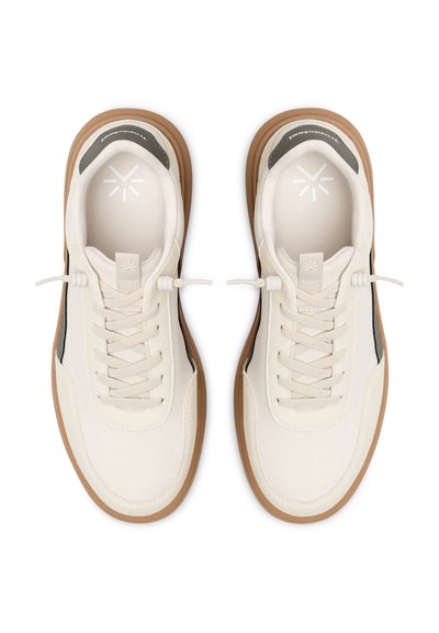 Sneaker bianche con tomaia testurizzata, caratterizzate da un accento grigio, lacci rotondi e suola in gomma. Design minimalista, logo sulle solette.