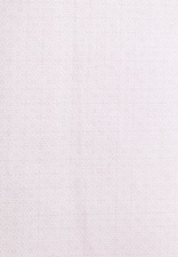 Tissu rose avec un motif discret en forme de losange et deux boutons bleu foncé cousus près du centre supérieur.