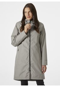 Chaqueta impermeable de color gris claro con un cuello alto, cremallera frontal completa, bolsillos laterales dobles y detalles reflectantes en las mangas.