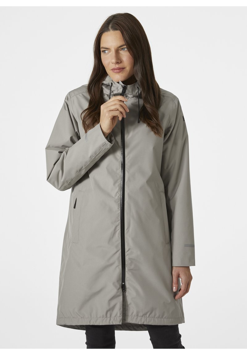 Chaqueta impermeable de color gris claro con un cuello alto, cremallera frontal completa, bolsillos laterales dobles y detalles reflectantes en las mangas.