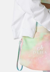 Flerfärgad dragsko-väska i pastellnyanser av grönt, rosa och gult med en slät yta och vit "DEHA"-logotyp. Justerbar rem.