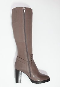 Bota de cuero gris hasta la rodilla con cremallera lateral, punta redondeada, tacón grueso negro y perforaciones decorativas cerca del tobillo para un detalle adicional.
