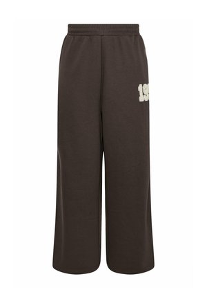 Pantalones de chándal anchos marrones con una textura suave, cintura elástica y "198" bordado en blanco en la pierna izquierda.