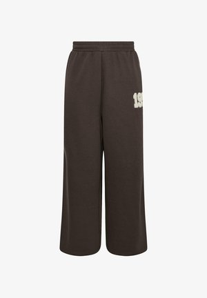 Pantaloni sportivi larghi color marrone con una texture morbida, cintura elastica e "198" ricamato in bianco sulla gamba sinistra.
