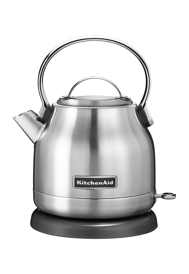 Bouilloire en acier inoxydable avec un corps arrondi, une poignée courbée et un bec verseur. Présente une base noire et un logo KitchenAid.