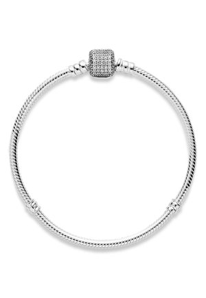 Bracelet en argent avec un design tordu et un fermoir carré texturé orné de petites pierres rondes. Surface lisse et réfléchissante.