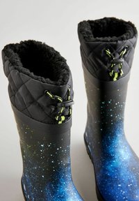 Bottes imperméables noires avec un motif galaxie en bleu et vert, dotées d'un col matelassé noir et d'un cordon de serrage réglable pour un ajustement parfait.