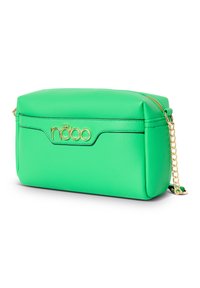 Borsa in ecopelle verde con logo dorato e tracolla a catena. Forma quadrata con chiusura a zip e texture liscia, caratterizzata da dettagli cuciti.