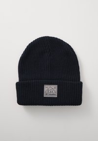 Granatowa dziana czapka z podwinięciem, z prostokątną naszywką z logo przedstawiającą drzewa i góry. Materiał wydaje się miękki i teksturowany.