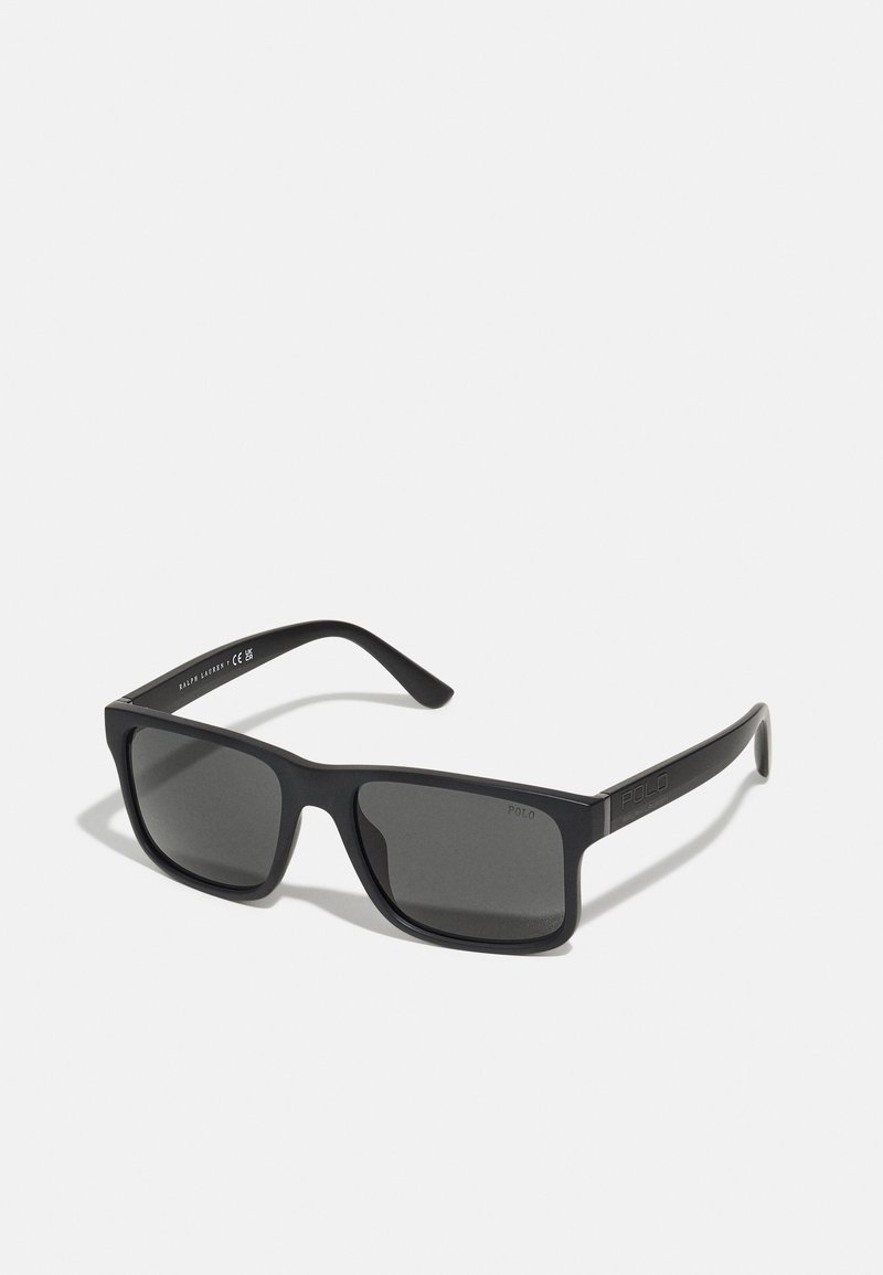 Ochelari de soare dreptunghiulari negri, cu lentile închise la culoare și finisaj mat. Prezintă logo-ul „POLO” embosat pe brațe și un design robust al ramei.