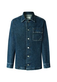 Giacca in denim di colore blu scuro con apertura a bottoni, colletto classico, una tasca sul petto e dettagli di cucitura visibili.