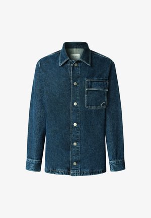 Denim jakna v temno modri barvi z zapiranjem na gumbe, klasičnim ovratnikom, enim žepom na prsih in vidnimi šivi.