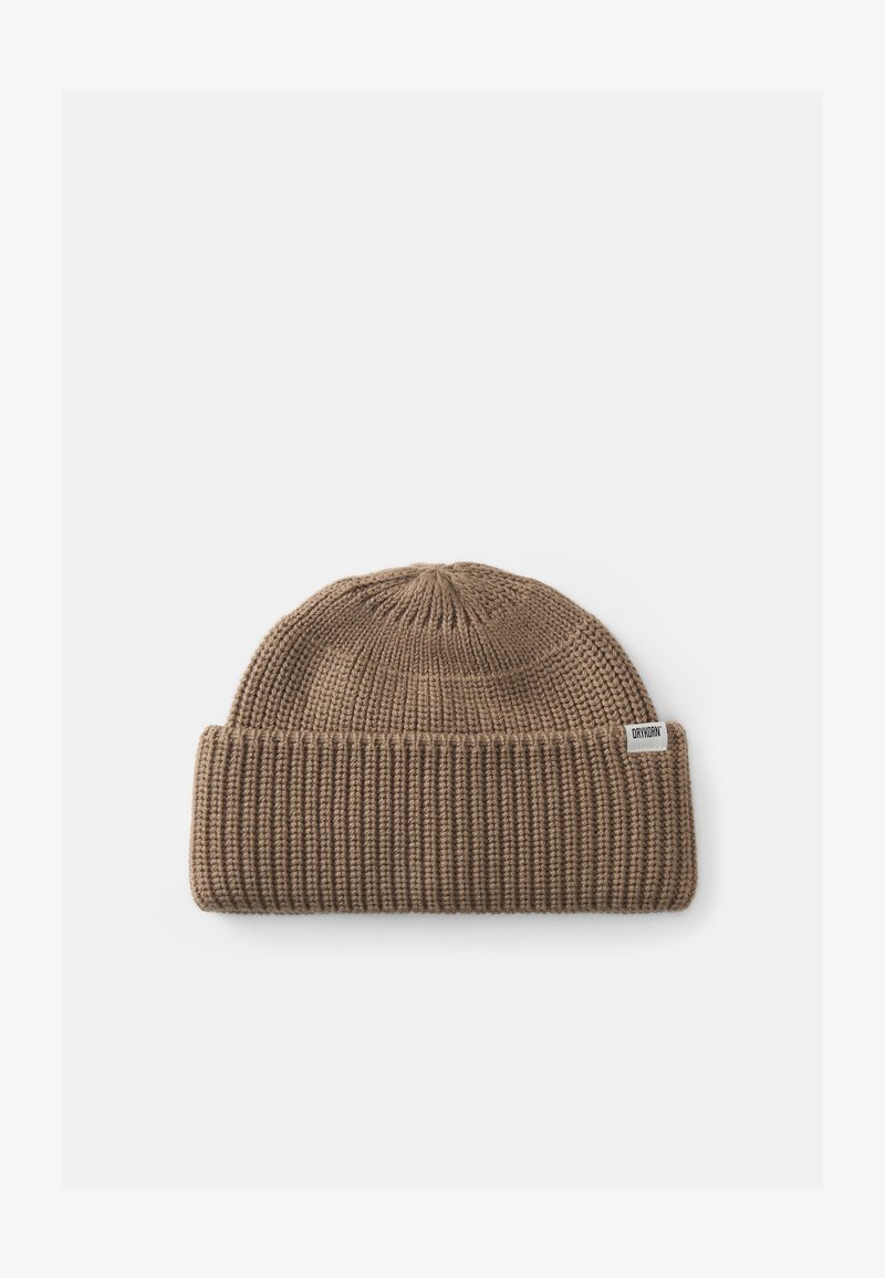 Pruun kootud beanie müts, millel on sooneline tekstuur, volditud ääremine ja väike bränditud silt külgedel.