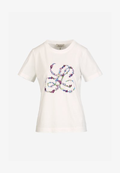 Fehér rövid ujjú póló színes virágmintával, amely absztrakt hurkasmintát alkot elöl, kis méret.