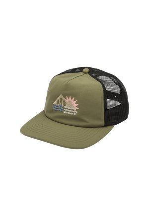 Casquette en tissu vert avec un devant structuré, un dos en mesh noir et un motif brodé de montagne et de soleil en rose et bleu, avec des coutures contrastées.