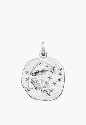 Runder silberner Anhänger mit eingravierten zwei Fischen und einem Sternbild aus acht Sternen, das das Sternzeichen Fische darstellt.