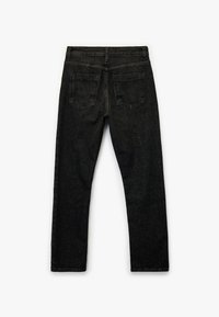 Jeans de mezclilla negra con un diseño de pierna recta, que cuentan con dos bolsillos traseros y una cintura regular. La textura parece suave con un desvanecimiento mínimo.