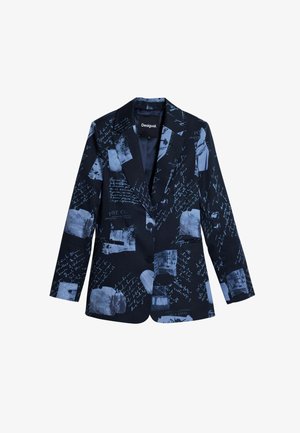 Granatowa marynarka o wzorze kolażu z niebieskimi obrazami i białym odręcznym tekstem. Dopasowany krój, dwie przednie kieszenie i zapięcie na jeden guzik.