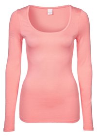 Ljusrosa långärmad T-shirt av mjukt tyg, med rundad halsringning och en figursydd silhuett. Inga synliga mönster eller dekorationer.