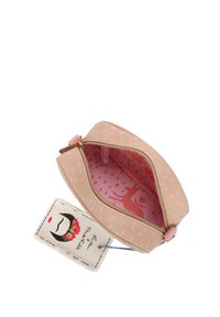 Bolsa de tela rectangular en beige claro con manchas rosas, cremallera dorada y un interior forrado que presenta un estampado de animales en rosa. Incluye una etiqueta.