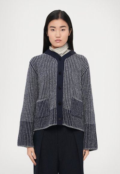 Marineblaue und hellgraue gestreifte Strickjacke mit V-Ausschnitt, Knopfleiste, großen Taschen und weiten Ärmeln. Strukturierter Stoff.