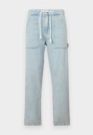Joggers in denim di colore azzurro chiaro con vita regolabile tramite cordino, due grandi tasche frontali, design a gamba dritta e texture morbida.