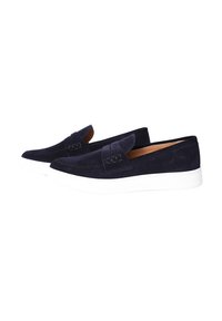 Scarpe slip-on in suede blu navy con suole in gomma bianca, caratterizzate da una punta arrotondata e dettagli cuciti sul davanti. Design minimalista.