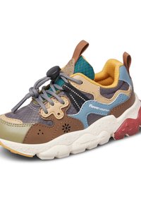 Vícebarevné chunky tenisky s hnědými, modrými, zelenými a žlutými detaily, elastickými tkaničkami na přezku a silnou bílou podešví s červeným vzorkem, značky "Flower Mountain."