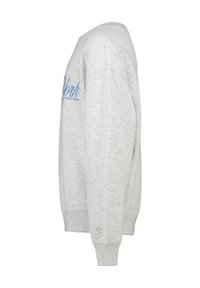 Harmaa collegepaita sivulta näytettynä, etuosa osittain näkyvällä sinisellä "New York" -tekstillä sekä ribatut hihansuut ja helma.