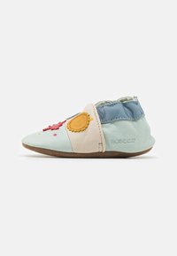 Myke lær baby sko i mintgrønn, beige og blå. Har fargerike broderte detaljer av sol, stjerner og et lekent design. Fleksibel såle.