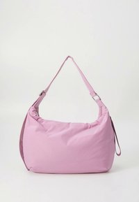 Rosa, weiche Stoff-Umhängetasche mit breitem Riemen, abgerundetem Körper und dezenten Logodetails auf der Vorderseite. Glatte Textur, lässiges Design.