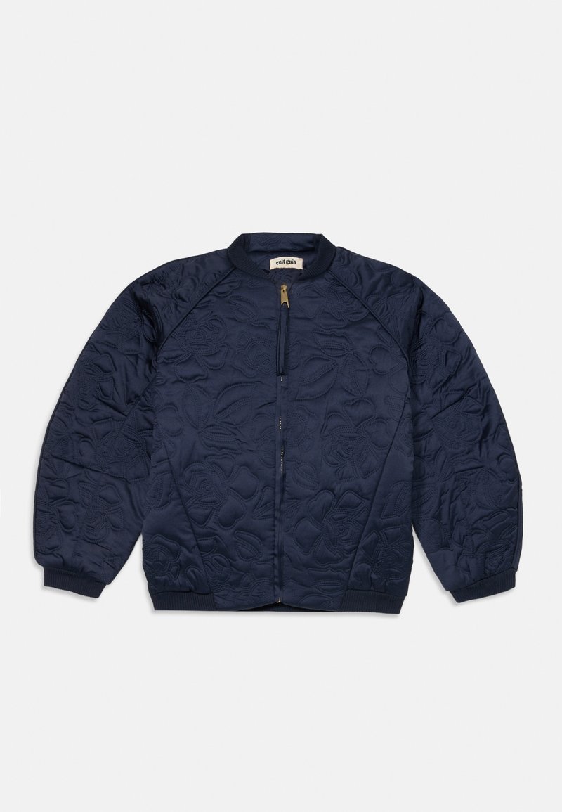 Marineblå quiltet jakke med glidelås foran, ribbestrikkede mansjetter og hem, samt teksturerte blomster mønstre på stoffet for ekstra detalj.