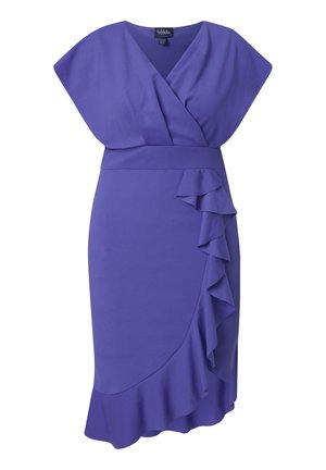 Vestido morado hasta la altura de la rodilla con escote en V, hombros anchos, cintura ajustada y dobladillo asimétrico con volantes y detalles laterales.