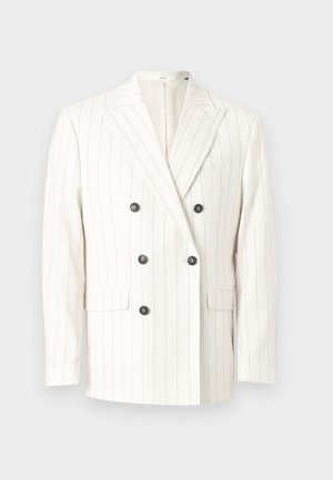 Hvit dobbelspent blazer med tynne vertikale striper, svarte knapper, hakkede slag og fremre klaffelommer.