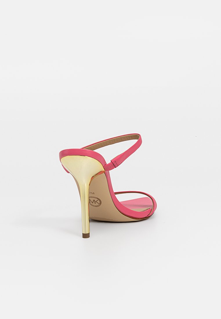 Sandale à talon haut rose au design épuré, avec un talon aiguille doré et une bride minimaliste à la cheville. Texture lisse et bout ouvert.