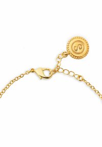 Bracciale in oro con chiusura a moschettone e un ciondolo rotondo con dettagli in rilievo. La catena è composta da piccoli anelli e presenta una finitura testurizzata.
