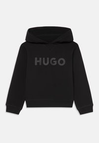 Crna dukserica od mekog materijala koja sadrži kenguruhu džep i rebraste manžete. Na prednjoj strani se nalazi urezani logotip "HUGO" u tamno sivoj boji.
