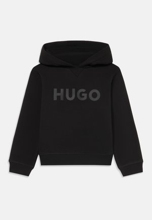 Schwarzer Hoodie aus weichem Stoff mit einer Kängurutasche und gerippten Bündchen. Auf der Vorderseite ist ein geprägtes "HUGO"-Logo in Dunkelgrau zu sehen.
