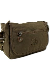 Braune Canvas-Nachrichtentasche mit Klappe, vorderer Reißverschlusstasche, runden Logo-Details und verstellbarem Trageriemen. Glatte Textur und strapazierfähiges Material.