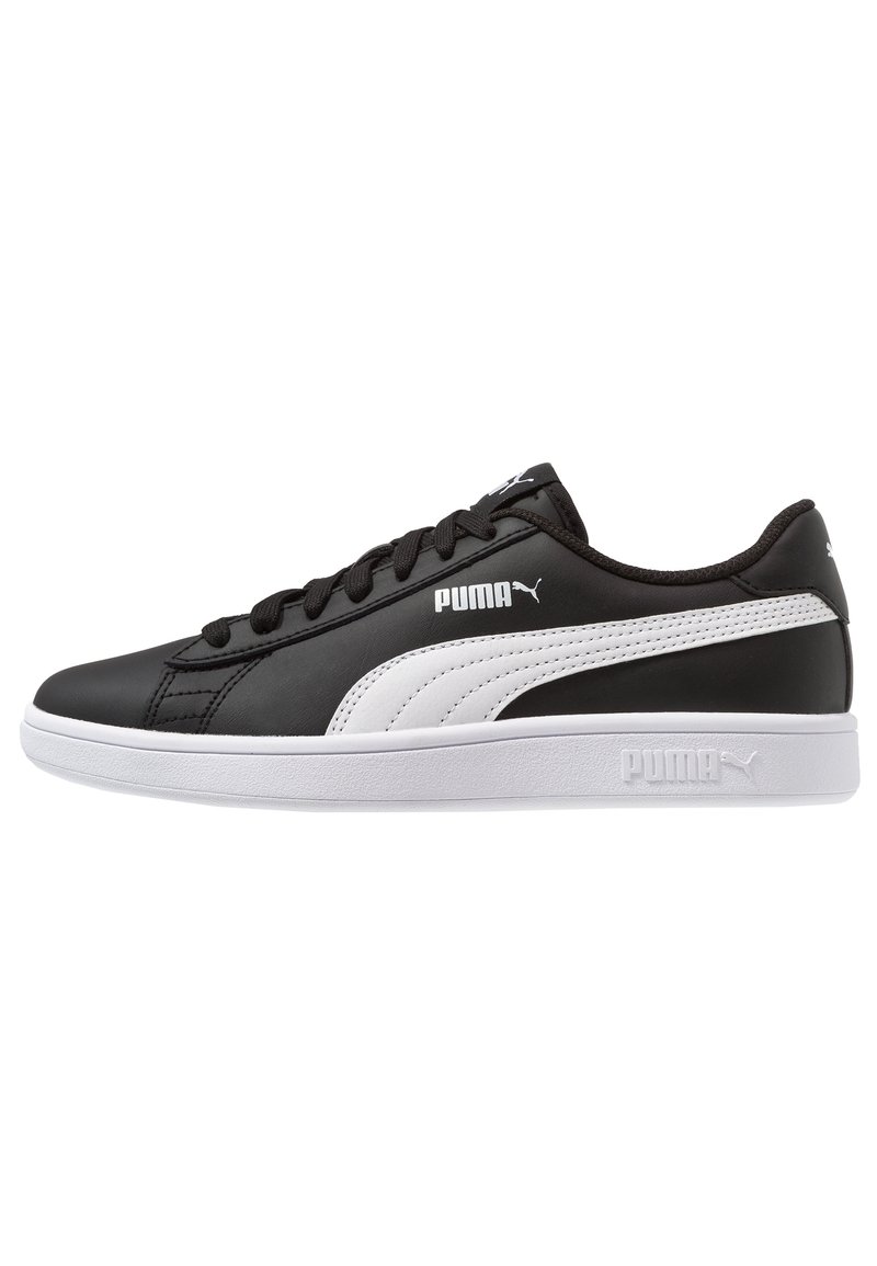 Sneakers in pelle nera con una striscia laterale bianca, chiusura con lacci, punta arrotondata e suola bianca texturizzata. Presenta il logo Puma sui lati e sul tallone.