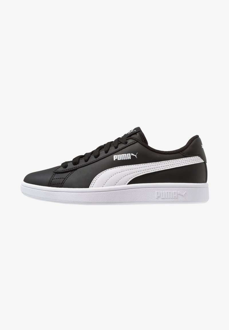Sneakers in pelle nera con una striscia laterale bianca, chiusura con lacci, punta arrotondata e suola bianca texturizzata. Presenta il logo Puma sui lati e sul tallone.