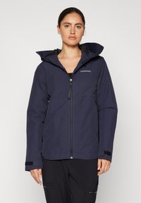 Granatowa kurtka przeciwdeszczowa z kapturem, przednim zamkiem błyskawicznym i regulowanymi mankietami. Charakteryzuje się gładką teksturą i subtelnym logo na piersi.