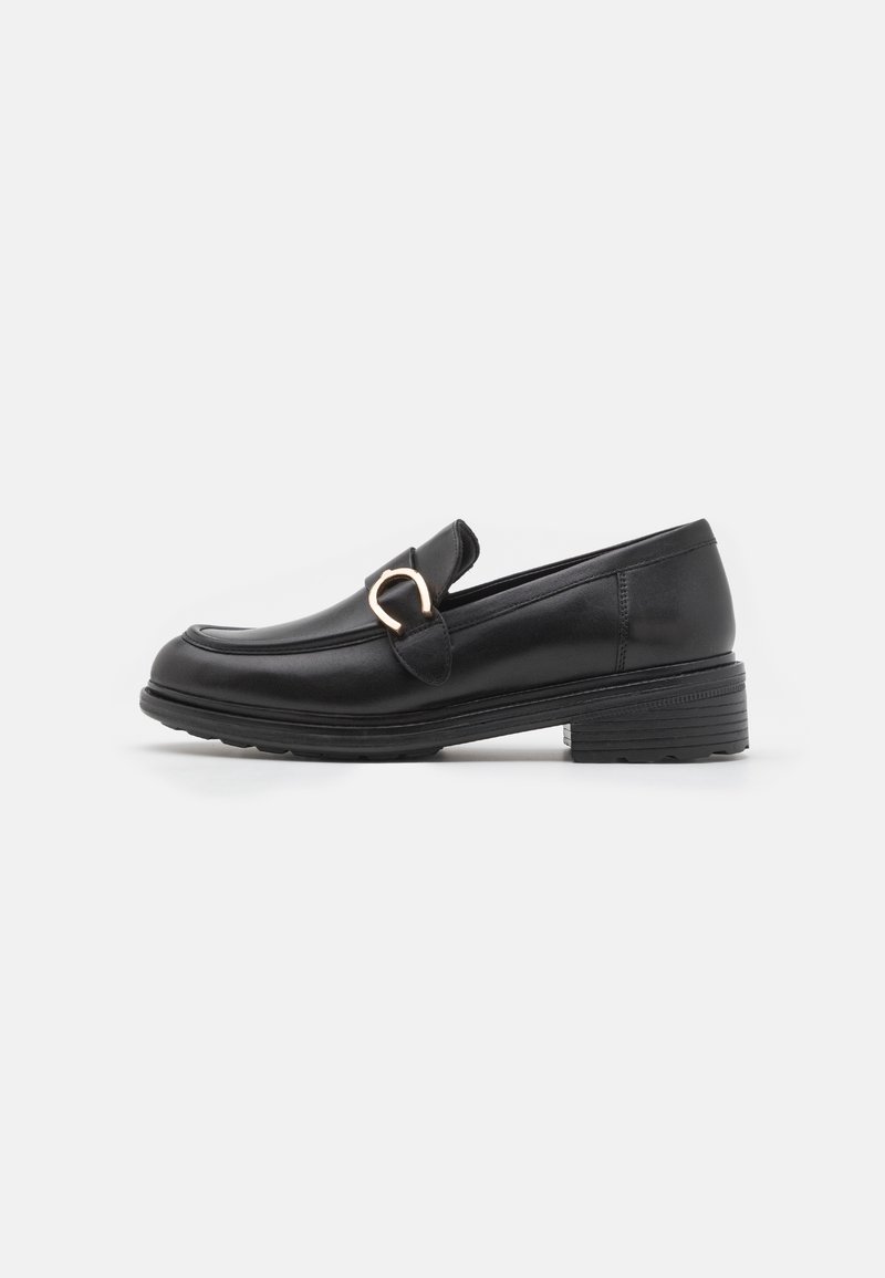 Mocassin en cuir noir avec un détail de boucle dorée, talon bas et bout arrondi, présenté de côté sur fond blanc.
