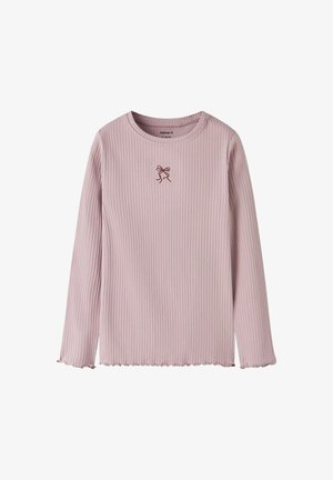 Lange mouwen, lichtroze geribbelde top met een ronde halslijn en een rimpelzoom, voorzien van een klein geborduurd strikontwerp op de borst.